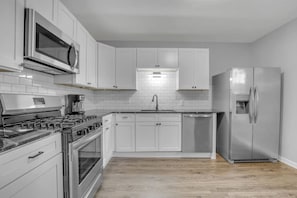 Køleskab, mikrobølgeovn, ovn, kogeplade