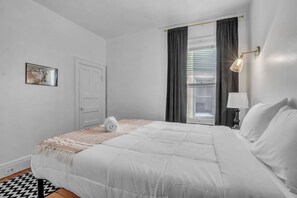 3 bedrooms, desk, WiFi, bed sheets - Elmwood Village Victorian Delight for All! (Buffalo)