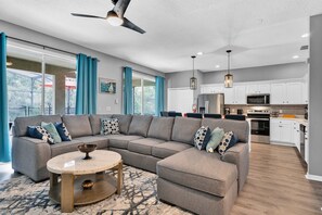 Smart TV, chimenea, videojuegos y biblioteca musical 