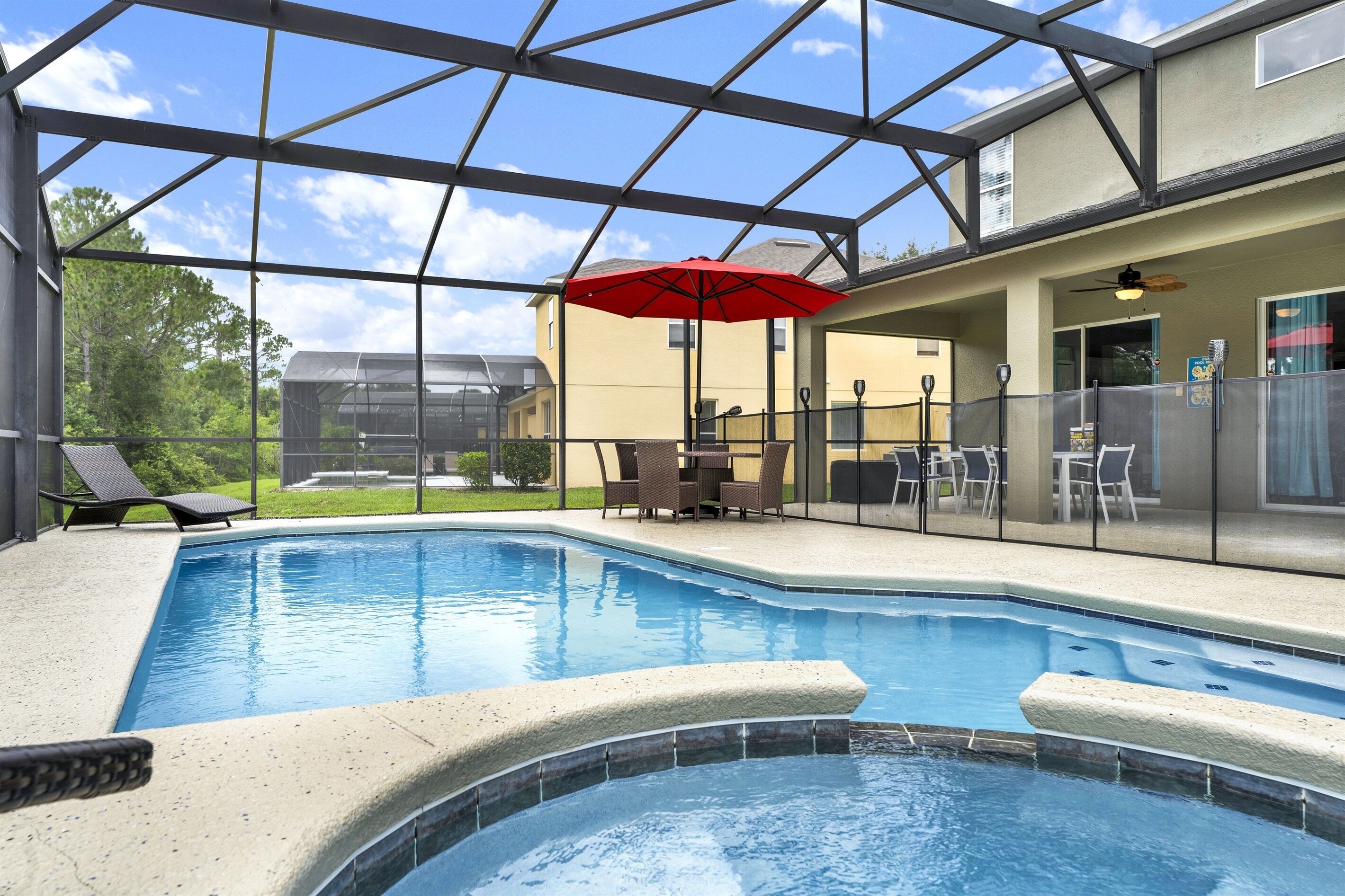 Utendørsbasseng og et oppvarmet basseng