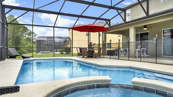 Utendørsbasseng og et oppvarmet basseng