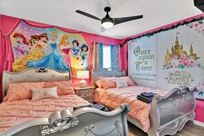 7 habitaciones, tabla de planchar con plancha y cuna de viaje 