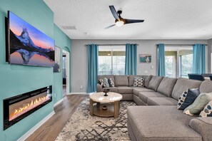 Smart TV, chimenea, videojuegos y biblioteca musical 