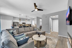 Smart TV, chimenea, videojuegos y biblioteca musical 