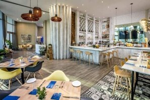 Bar (on property) - Hyde Resort Oceanview Luxurious 2-Bedroom PH 6Pax (Hollywood)