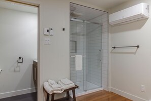 Hair dryer, towels - The Lynx - Newly renovated cottage in North Hatley (North Hatley)