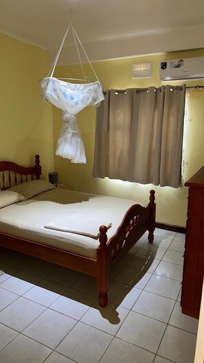 2 chambres, coffres-forts dans les chambres, fer et planche à repasser