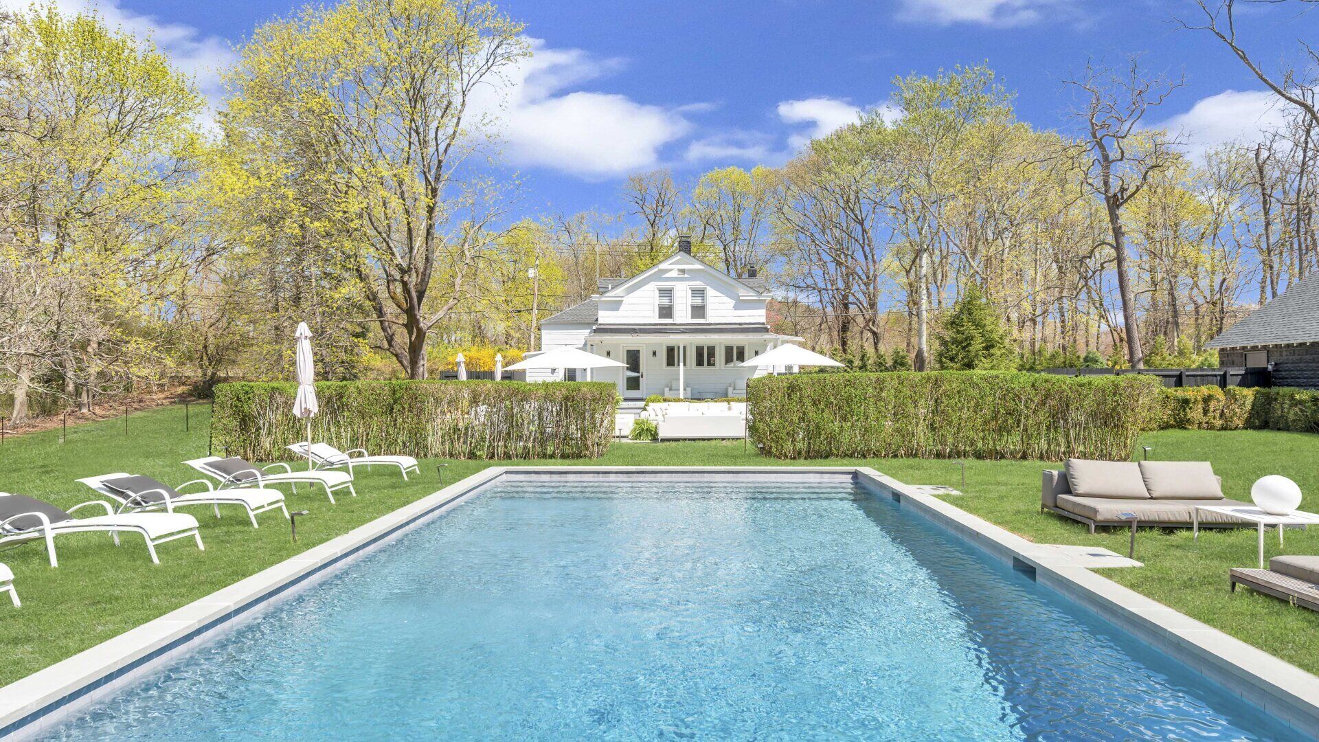 Beautiful Shelter Island Getaway on over an acre, minutes from the ferry!