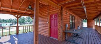Chicken Creek Cabin, 1 mile from Chicken Creek Boat Ramp.