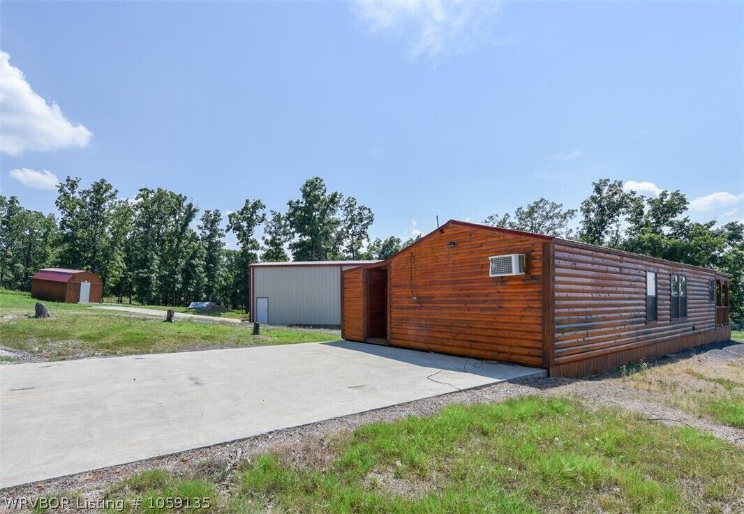 Chicken Creek Cabin, 1 mile from Chicken Creek Boat Ramp.