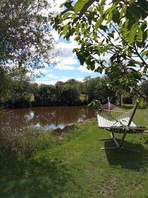 Property grounds - Beautiful family room. Ideally 2 km from the highway and yet wonderfully rural . (Parsac-Rimondeix)