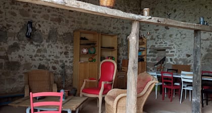 Beautiful family room. Ideally 2 km from the highway and yet wonderfully rural .