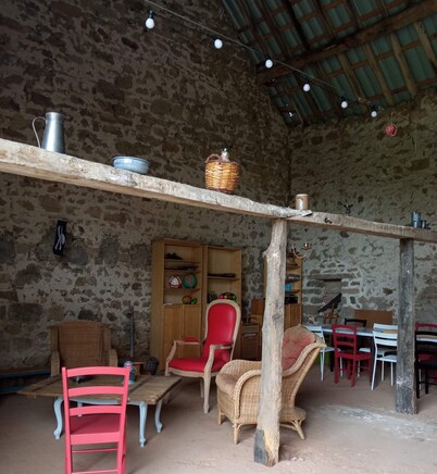 Beautiful family room. Ideally 2 km from the highway and yet wonderfully rural .