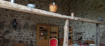 Beautiful family room. Ideally 2 km from the highway and yet wonderfully rural .