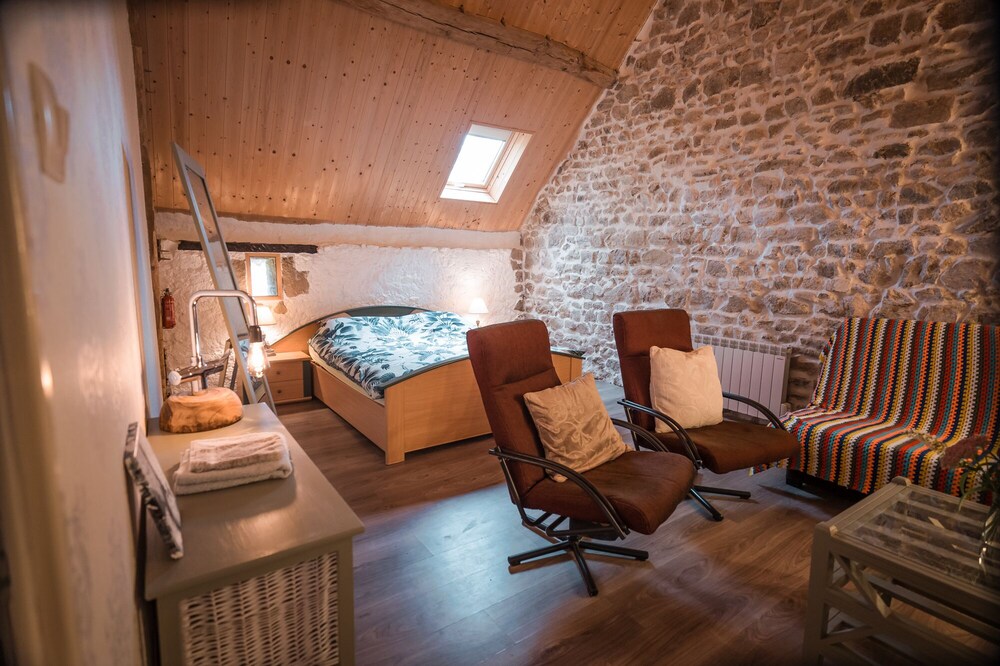 Beautiful family room. Ideally 2 km from the highway and yet wonderfully rural .