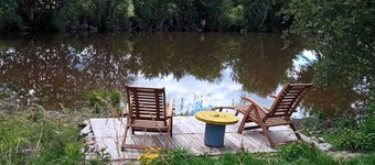 Beautiful family room. Ideally 2 km from the highway and yet wonderfully rural .