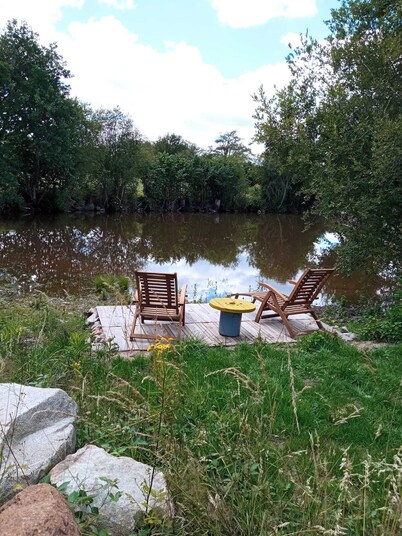 Beautiful family room. Ideally 2 km from the highway and yet wonderfully rural .