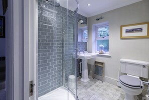 Dusche, Haartrockner, Handtücher, Seife