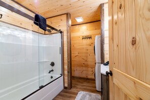 Dusj, boblebad, hårføner og håndklær