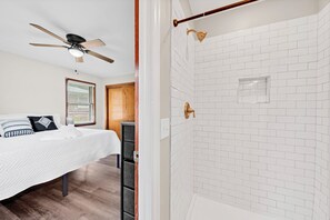 5 bedrooms, iron/ironing board, travel cot, free WiFi - Pet friendly home + Yard & Ping Pong! 5 mins to Park Circle, 15 mins to downtown (Hanahan)