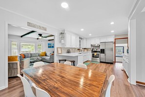 Interior - Pet friendly home + Yard & Ping Pong! 5 mins to Park Circle, 15 mins to downtown (Hanahan)