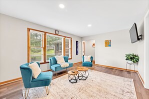 Interior - Pet friendly home + Yard & Ping Pong! 5 mins to Park Circle, 15 mins to downtown (Hanahan)