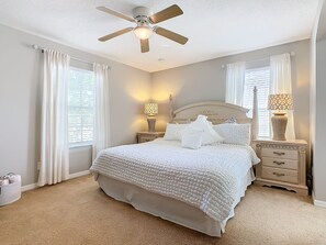 5 Schlafzimmer, Schreibtisch, Bügeleisen/Bügelbrett, Reisekinderbett