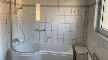 Haartrockner, Handtücher, Seife, Toilettenpapier