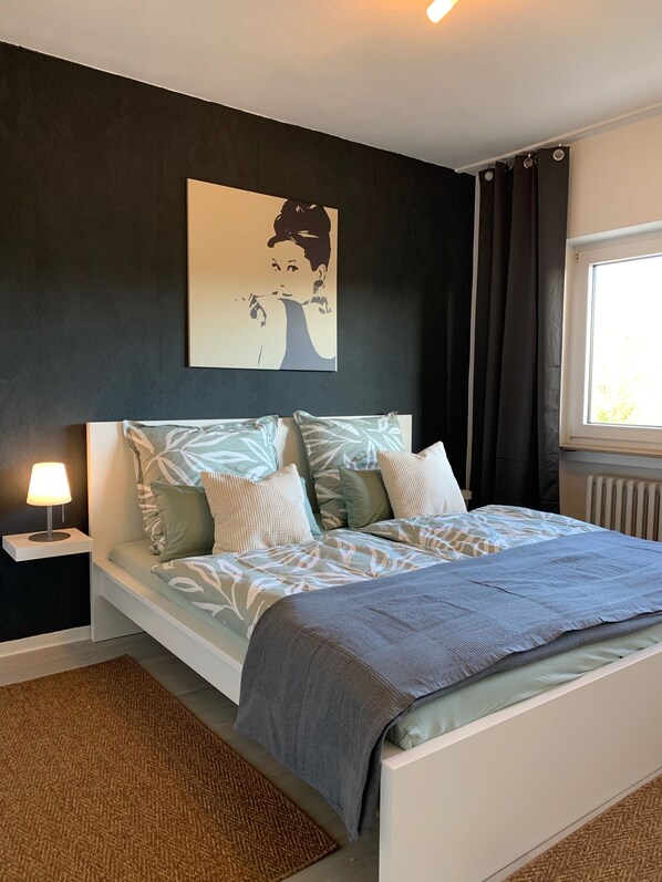 2 bedrooms, desk, travel crib, free WiFi - Cosi Apartment 2SZ + balcony, near bathing lake, Alla-Hopp facility, shopping, highway (Hemsbach)