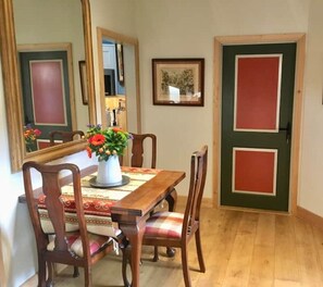 Dining - The Viking Hutte - Boutique Scandi getaway 5 minutes from the sea (Walberswick, Suffolk)