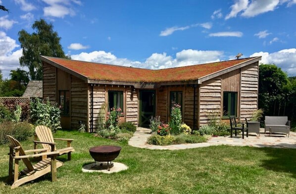 Terrace/patio - The Viking Hutte - Boutique Scandi getaway 5 minutes from the sea (Walberswick, Suffolk)