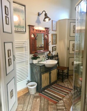 Shower, hair dryer, towels, soap - The Viking Hutte - Boutique Scandi getaway 5 minutes from the sea (Walberswick, Suffolk)