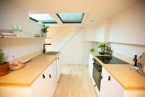 Fridge, oven, coffee/tea maker, electric kettle - Chorlton Stylish Studio (Chorlton, Manchester)