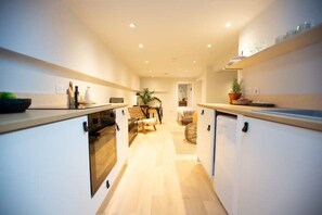 Fridge, oven, coffee/tea maker, electric kettle
