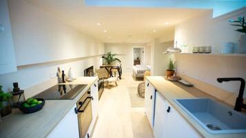 Fridge, oven, coffee/tea maker, electric kettle