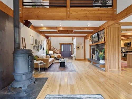 Gorgeous home close to Fish Creek & Hot Tub!