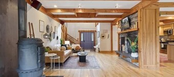 Gorgeous home close to Fish Creek & Hot Tub!