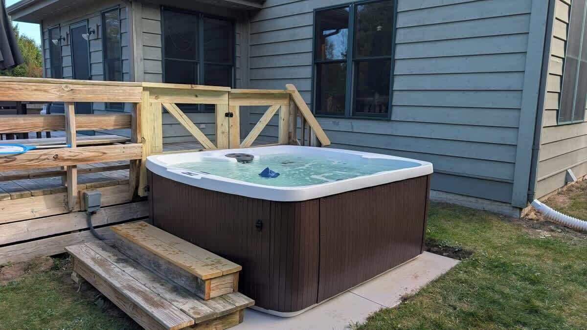 Outdoor spa tub