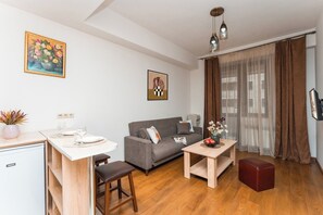 Economy-Apartment, 1 Schlafzimmer, Balkon, Blick auf den Innenhof | Wohnbereich