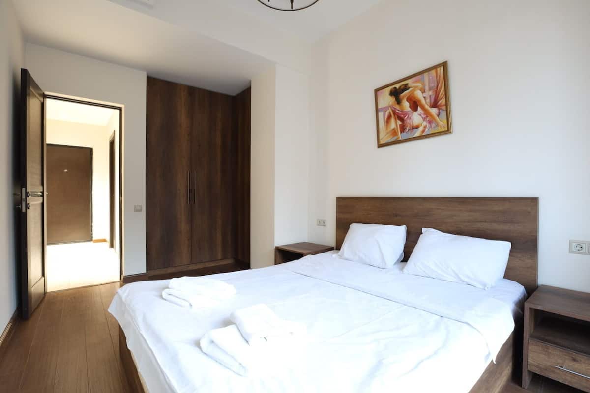 Departamento superior, 1 habitación, balcón, vista a la ciudad | Ropa de cama de alta calidad y cortinas blackout