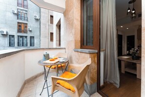 อีโคโนมีอพาร์ทเมนท์, 1 ห้องนอน, ระเบียง, วิวสวนหย่อม |  ระเบียง