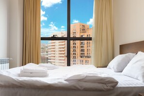 Apartamento clásico | Ropa de cama de alta calidad y cortinas opacas