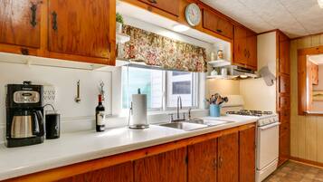 Coffee/tea maker, fridge, microwave, stovetop