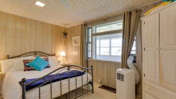 2 bedrooms, iron/ironing board, WiFi, bed sheets