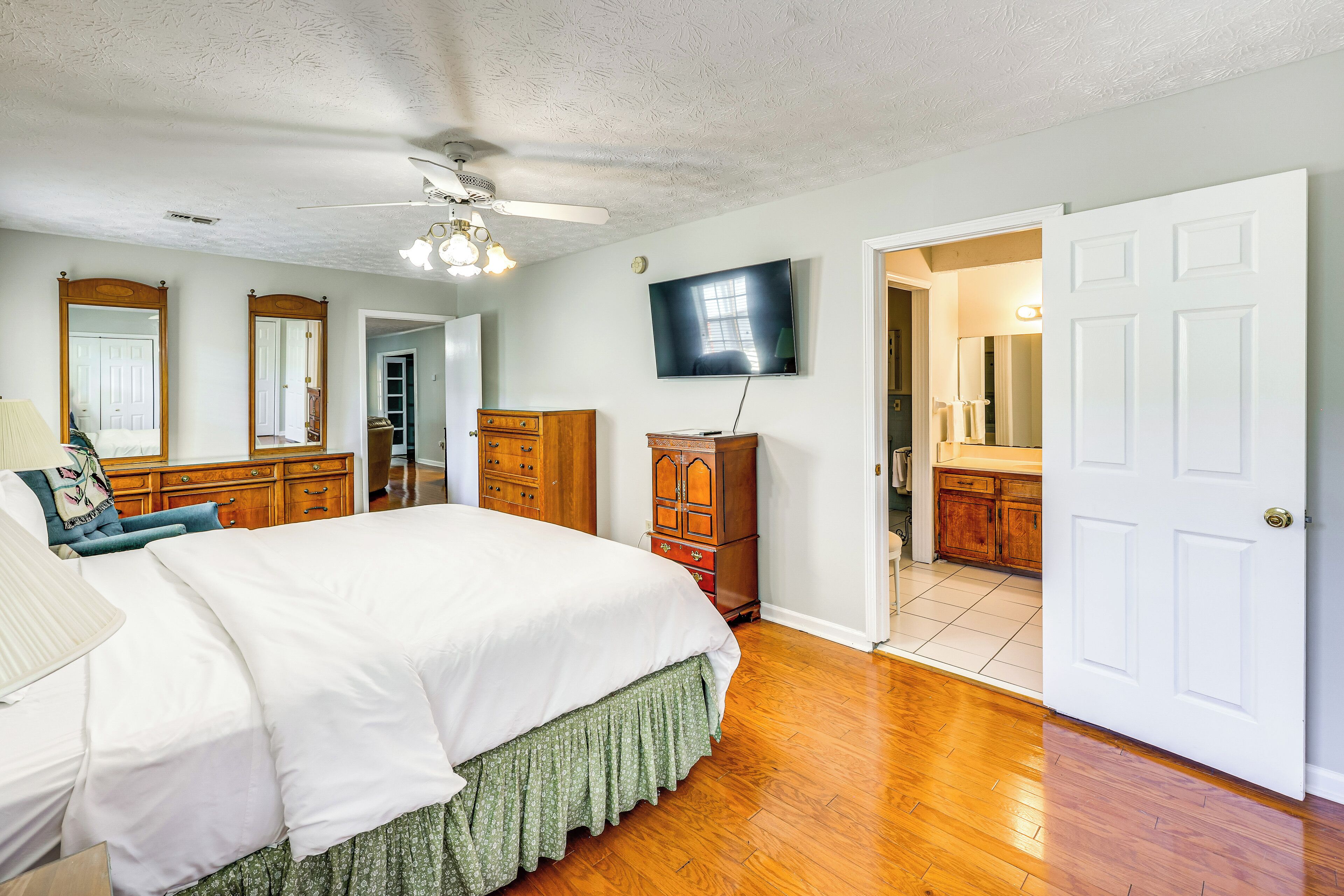 4 bedrooms, iron/ironing board, WiFi, bed sheets