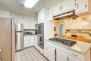Frigorífico, microondas, placa de cocina y lavavajillas