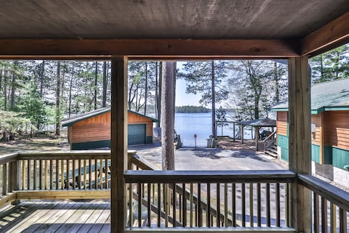 Lakefront home with private boat launch on Meta Lake!