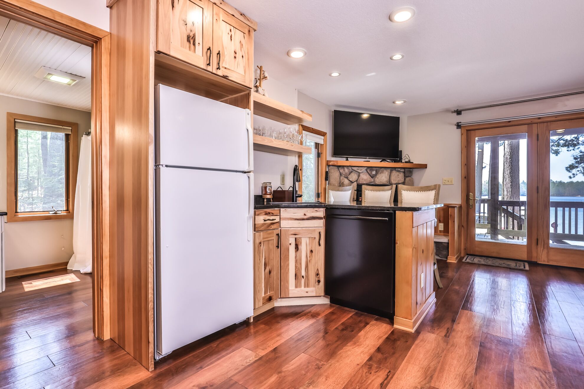 Escape and unwind in comfort at Aerie on Meta Lake, the perfect destination for