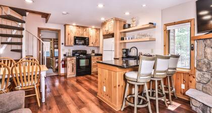 Unwind in comfort at Aerie on Meta Lake! The perfect calm retreat!