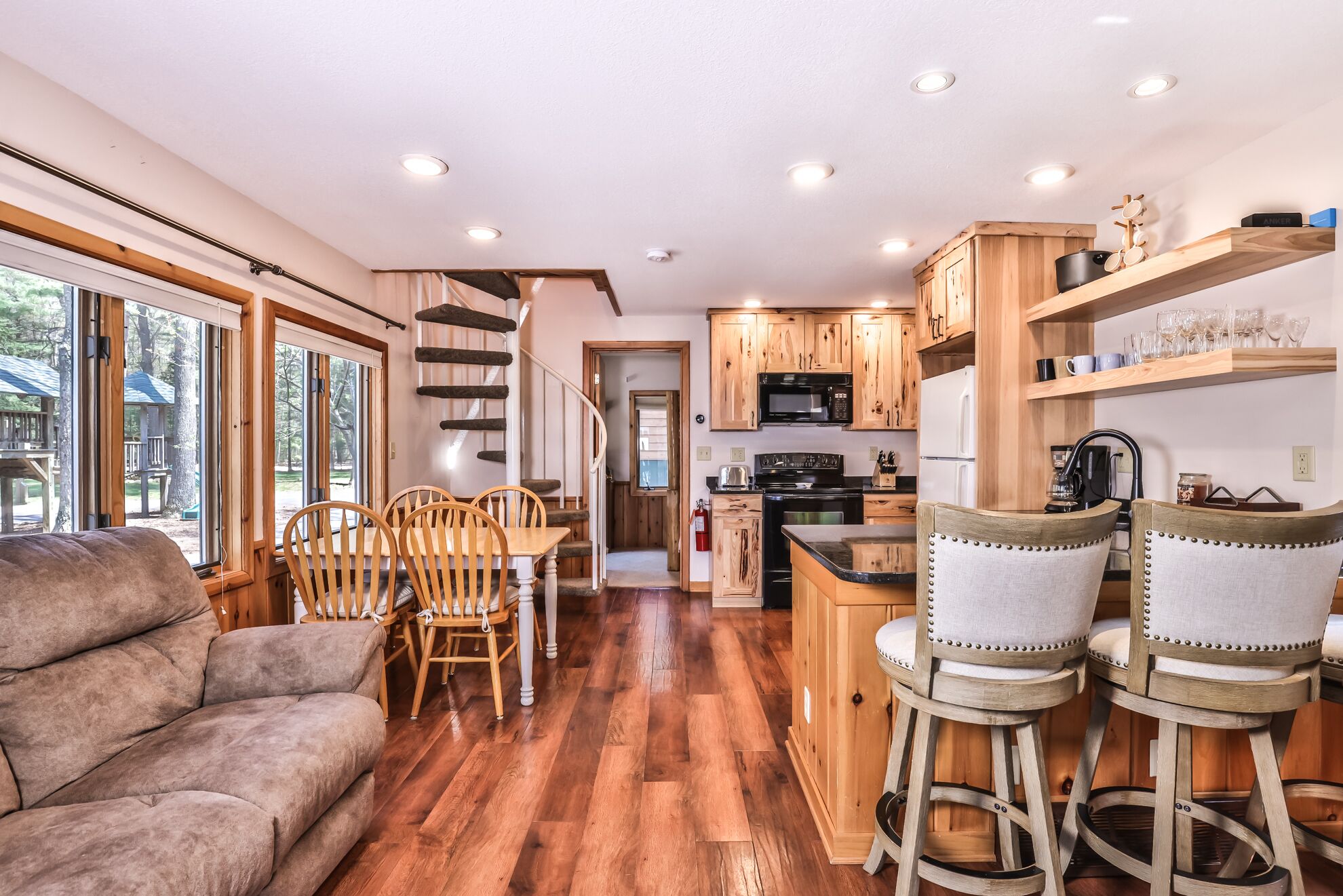 Unwind in comfort at Aerie on Meta Lake! The perfect calm retreat!